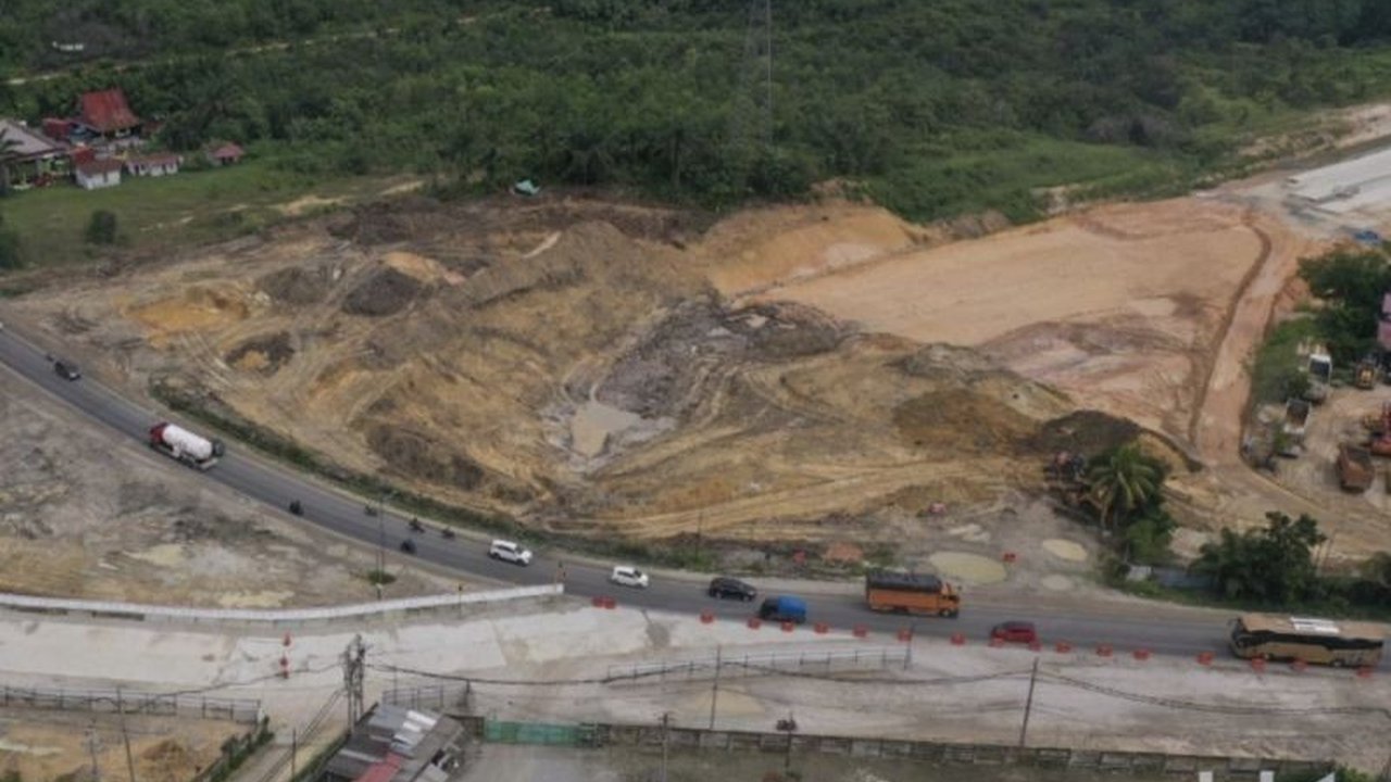 PT Hutama Karya (HK) melakukan **pengalihan lalu lintas Pekanbaru** di Jalan Ruas Simpang Palas-Batas Kota Pekanbaru mulai 8 Januari 2026 hingga September 2026 demi kelancaran proyek Jembatan Overpass Tol Lingkar Pekanbaru, membuat pembaca penasaran akan.