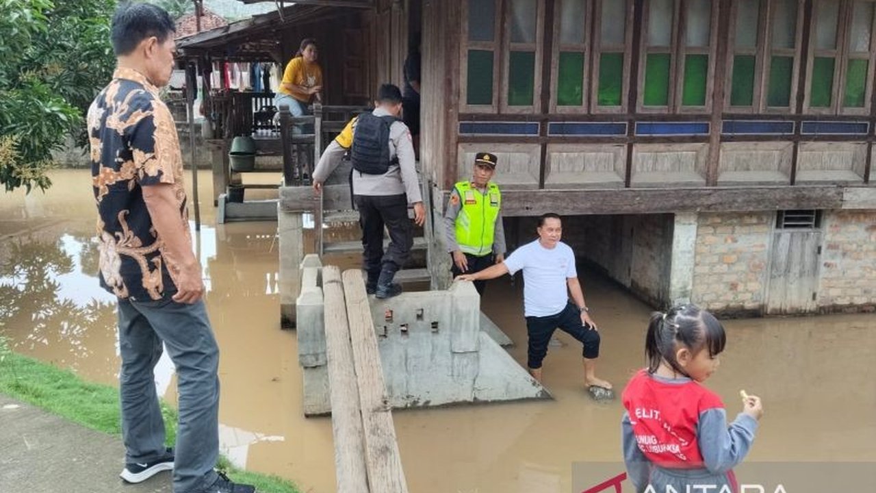 Hujan deras memicu Banjir OKU di Desa Gunung Meraksa, merendam 164 rumah dan melumpuhkan aktivitas. Simak upaya penanganan dan kondisi terkini di sini.