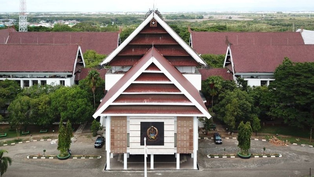 Provinsi Sulawesi Selatan meraih prestasi gemilang dengan menempati posisi tiga besar nasional dalam Indeks Penyelenggaraan Ketenteraman dan Ketertiban Umum (IPKKU) 2025, menunjukkan komitmen kuat Sulsel Ketertiban Umum.