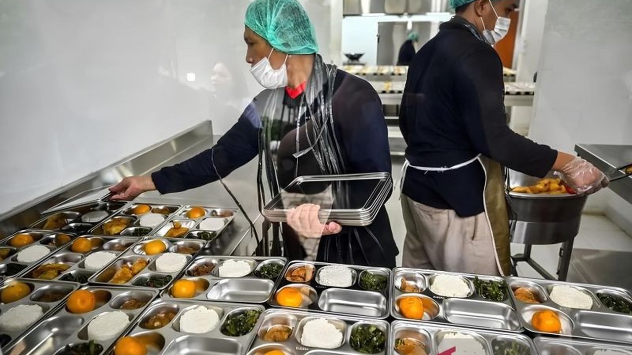 Insiden mual massal menimpa puluhan siswa SMKN 11 Semarang setelah menyantap program Makan Bergizi Gratis (MBG). Apa penyebab pasti di balik kejadian ini dan bagaimana penanganannya?