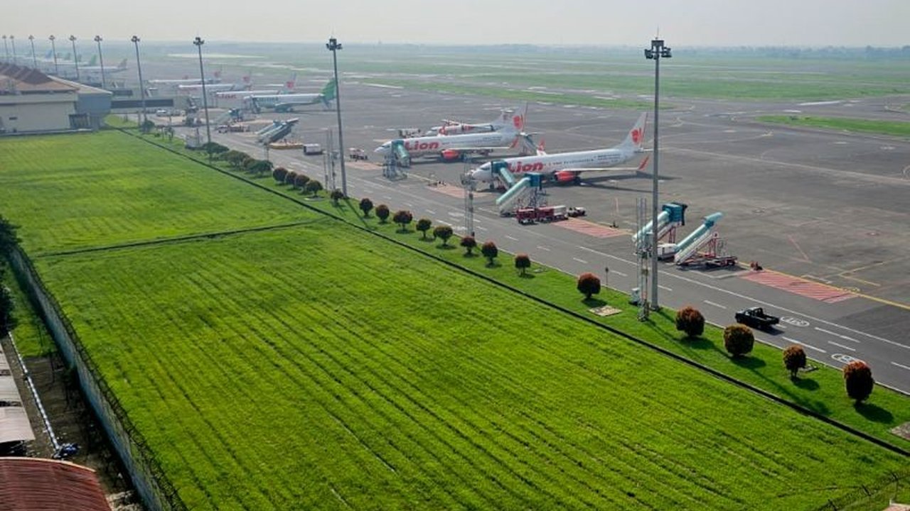 Operasional Bandara Juanda di Sidoarjo, Jawa Timur, telah kembali normal pasca-terjangan cuaca ekstrem dan tornado yang sempat mengganggu penerbangan. Simak upaya pemulihan dan penjaminan keamanan yang dilakukan.