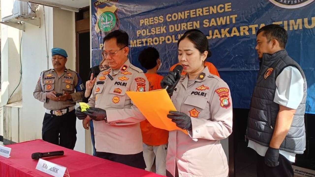 Polisi berhasil mengungkap modus pencurian motor di Pondok Kopi, Jakarta Timur, yang dilakukan dua pria asal Bogor berdalih mencari pekerjaan. Simak selengkapnya bagaimana aksi mereka terungkap dan konsekuensi hukumnya.