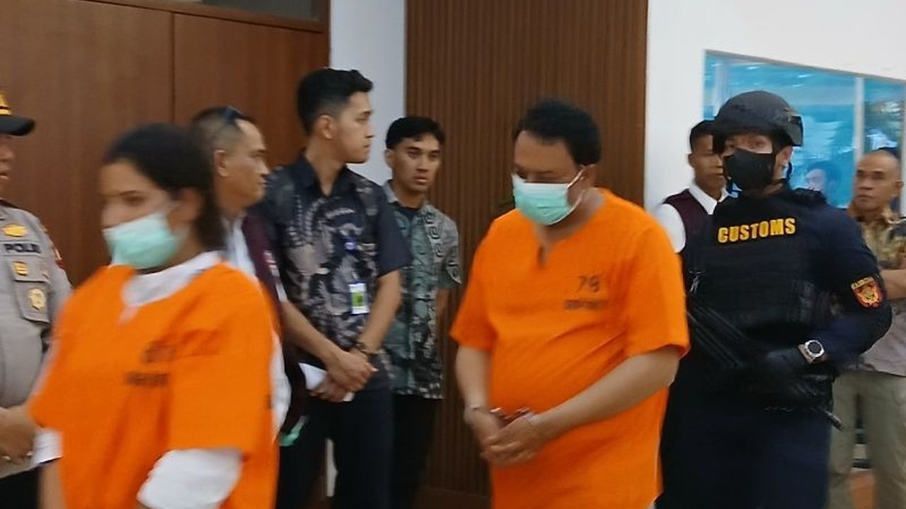 Sepasang suami istri WN Pakistan nekat melakukan penyelundupan sabu lebih dari 1 kilogram dengan cara menelan kapsul berisi narkotika. Upaya penyelundupan sabu Pakistan ini berhasil digagalkan Bea Cukai Soetta.