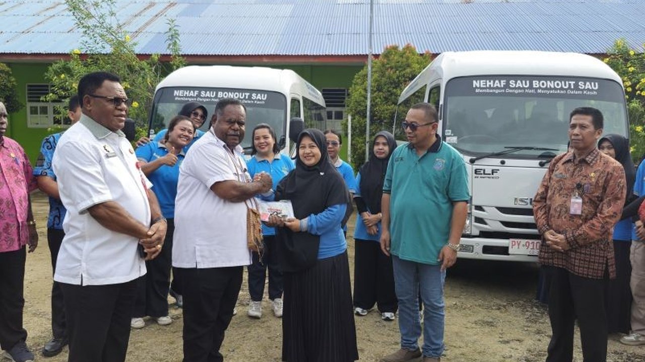 Pemerintah Provinsi Papua Barat Daya (Pemprov PBD) memberikan empat unit minibus sekolah kepada Sekolah Luar Biasa (SLB) di wilayahnya, sebuah langkah vital untuk memastikan akses pendidikan yang lebih baik bagi siswa disabilitas. Bantuan ini diharapkan m