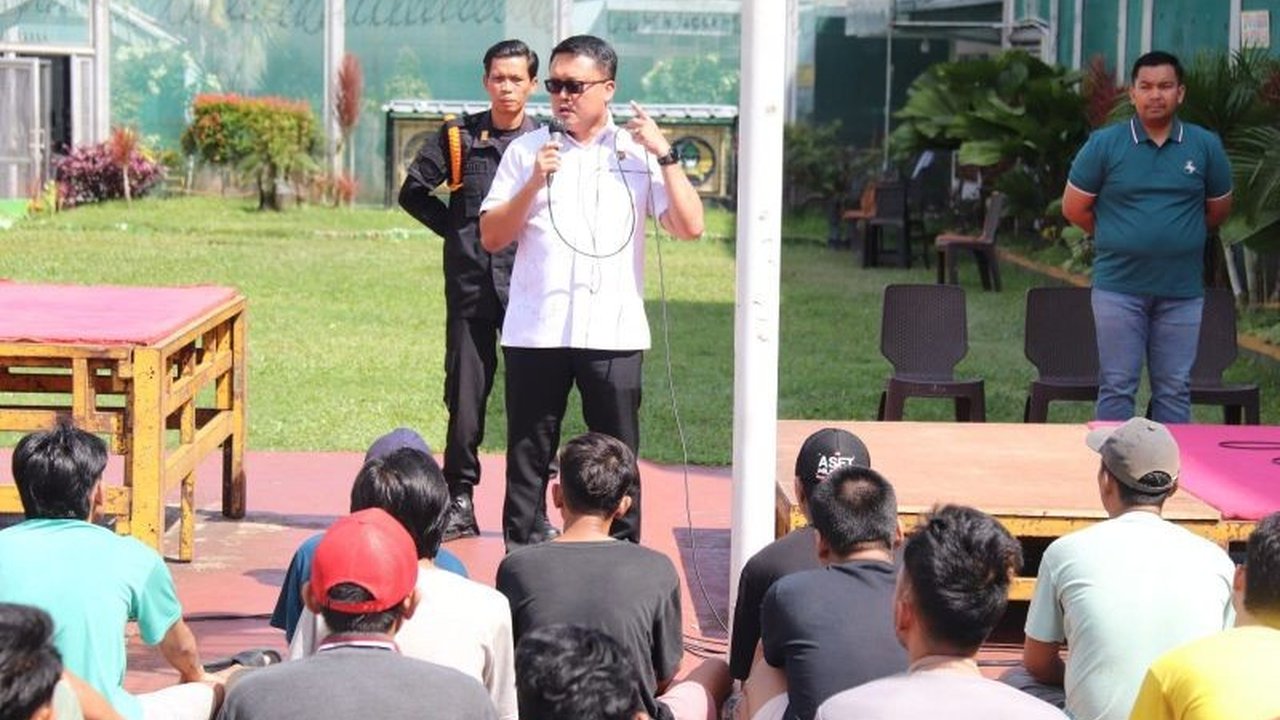 Kepala Rutan Jakarta Pusat menegaskan seluruh Layanan Integrasi Gratis Warga Binaan, seperti Pembebasan Bersyarat dan Cuti Bersyarat, tidak dipungut biaya. Ini merupakan bentuk komitmen pelayanan yang bersih dan akuntabel.