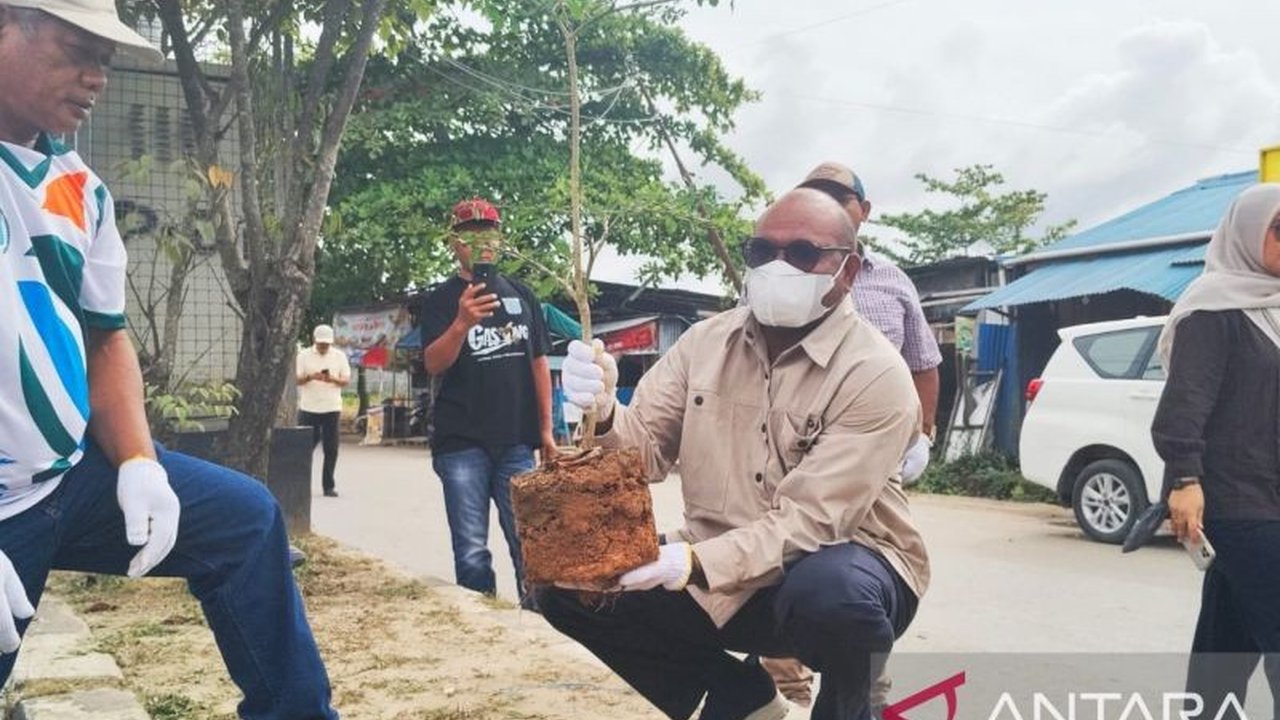 Pemerintah Kota (Pemkot) Sorong menanam 650 batang pohon sebagai langkah konkret dalam program penghijauan kota, sekaligus upaya mitigasi dampak perubahan iklim yang semakin nyata.