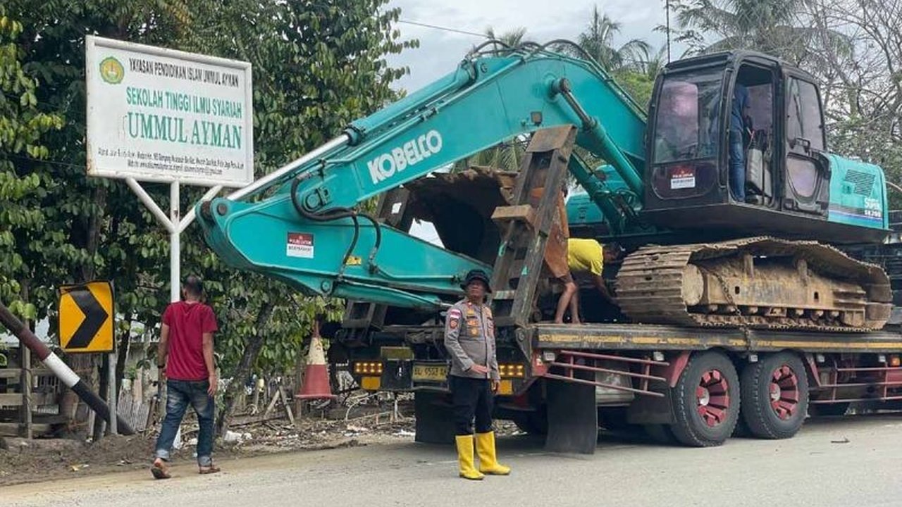 Polres Pidie Jaya menunjukkan kepeduliannya dengan mengerahkan alat berat untuk mempercepat proses pemulihan wilayah terdampak banjir, memastikan aktivitas masyarakat segera pulih.