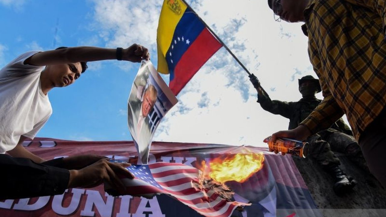 Agresi militer unilateral Amerika Serikat terhadap Venezuela di awal tahun 2026 memicu reaksi keras dari masyarakat internasional dan menyoroti urgensi reformasi PBB.