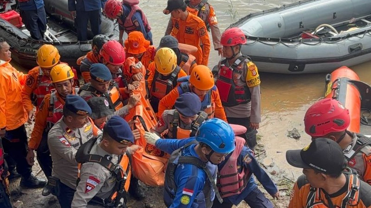 Seorang lansia yang dilaporkan hilang di Sungai Jene' Madingin, Gowa, akhirnya ditemukan tewas setelah dua hari pencarian intensif. Kabar duka ini mengakhiri upaya tim SAR gabungan mencari Lansia Hilang Gowa tersebut.