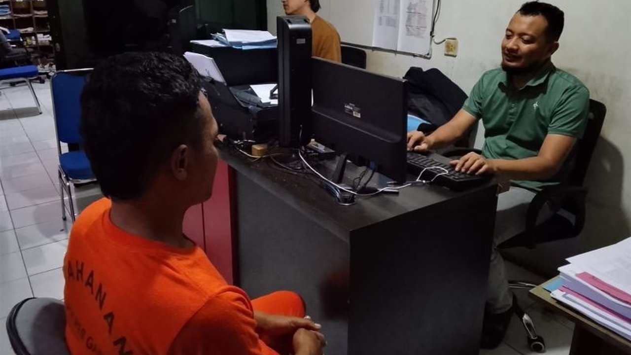 Kepolisian Resor Garut berhasil menangkap seorang residivis yang menganiaya mahasiswa menggunakan gergaji di Garut. Insiden penganiayaan mahasiswa Garut ini dipicu teguran korban terkait pengambilan rumput di lahannya.
