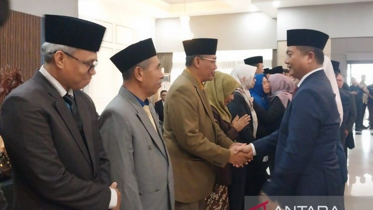 Gubernur NTB Lalu Muhamad Iqbal merombak jajaran birokrasinya dengan melakukan mutasi pejabat NTB, melibatkan 29 orang termasuk 21 kepala OPD, demi efektivitas pemerintahan.