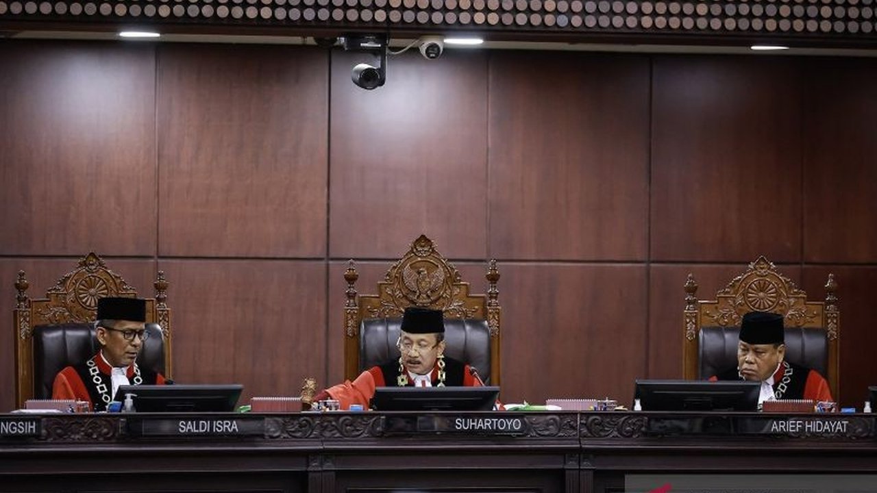 Mahasiswa Fakultas Hukum Bima mendesak Mahkamah Konstitusi (MK) untuk memperjelas batasan hak amnesti Presiden, guna mencegah potensi penyalahgunaan wewenang dan menegakkan prinsip check and balances.
