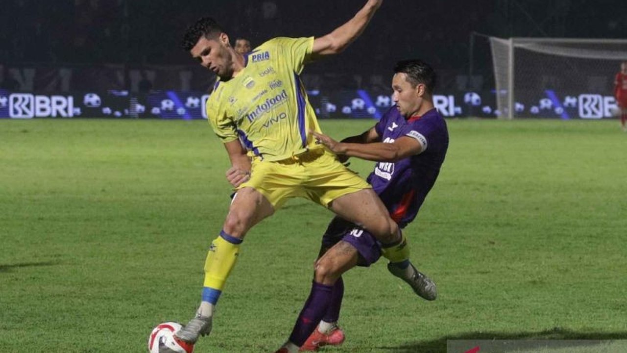 Bek Persib, Julio Cesar, menyatakan motivasi tinggi untuk mengalahkan Persija dalam Derbi Indonesia di Stadion Gelora Bandung Lautan Api (GBLA) demi memperebutkan puncak klasemen Liga 1.