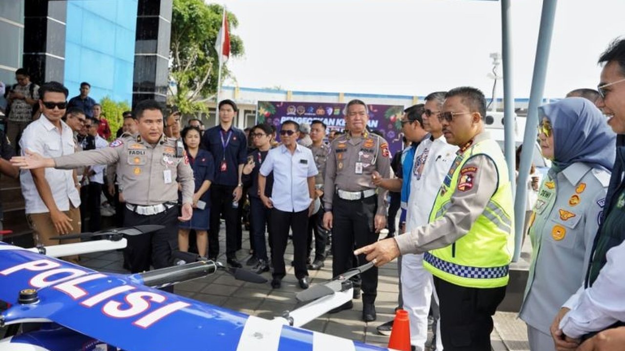 Korlantas Polri kini resmi mengoperasikan ETLE Drone Patroli Presisi, sebuah inovasi canggih untuk memperkuat penegakan hukum lalu lintas yang modern, transparan, dan berkeadilan. Temukan bagaimana teknologi ini akan mengubah pengawasan jalan raya.