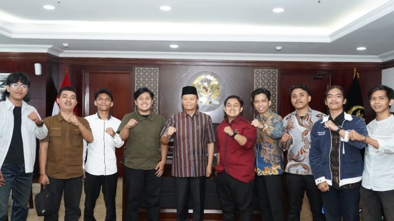 Wakil Ketua MPR Hidayat Nur Wahid (HNW) mengajak mahasiswa untuk aktif dalam Kontribusi Politik Mahasiswa, menolak apatisme demi mewujudkan demokrasi yang berkeadilan dan beradab. Simak pesan lengkapnya!