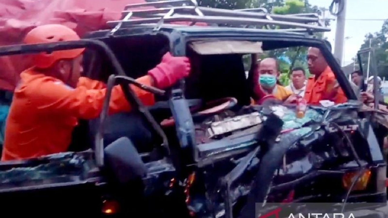 Tim Kantor SAR Banyuwangi sigap dalam Evakuasi Korban Kecelakaan Banyuwangi yang terjepit di kabin kendaraan setelah truk dan pikap terlibat insiden di jalur Situbondo-Banyuwangi.