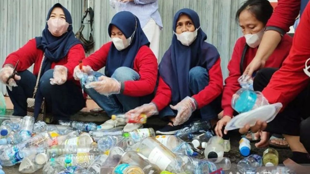 Suku Dinas Lingkungan Hidup Jakarta Selatan menargetkan pembentukan 579 unit bank sampah di seluruh Rukun Warga (RW) untuk mengoptimalkan pengelolaan sampah dan mendorong ekonomi sirkular di wilayahnya.