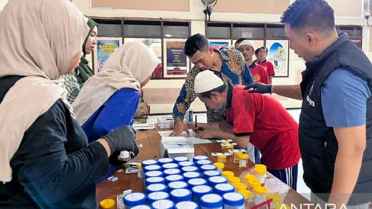 Rutan Situbondo secara mendadak melaksanakan tes urine terhadap 132 narapidana kasus narkoba, memastikan komitmen pencegahan penyalahgunaan narkotika dan menciptakan lingkungan pemasyarakatan yang bersih.