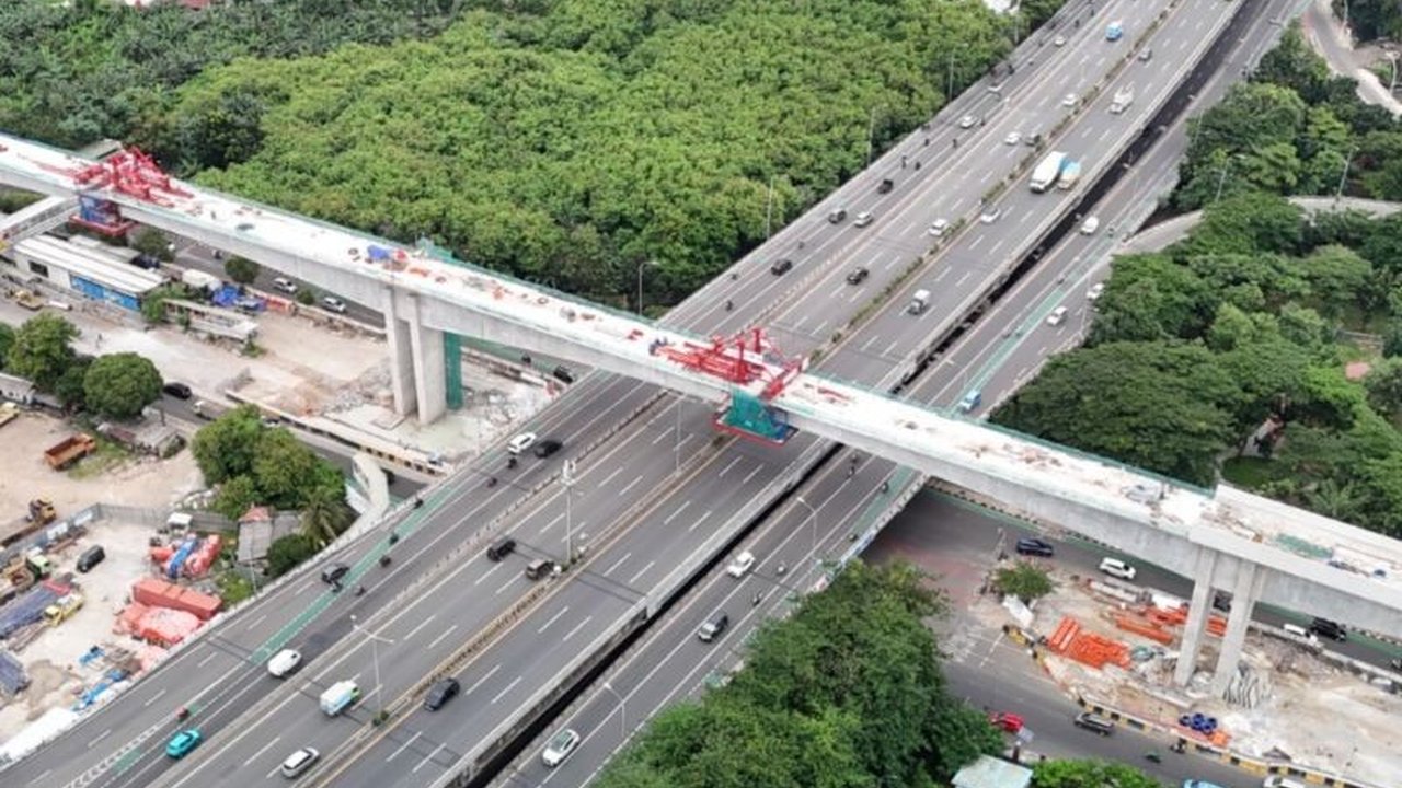 Perlintasan LRT Jakarta Fase 1B di atas Tol Wiyoto Wiyono telah 100 persen tersambung, menandai kemajuan signifikan proyek transportasi publik yang mendukung konektivitas dan target pengurangan emisi karbon di Jakarta.