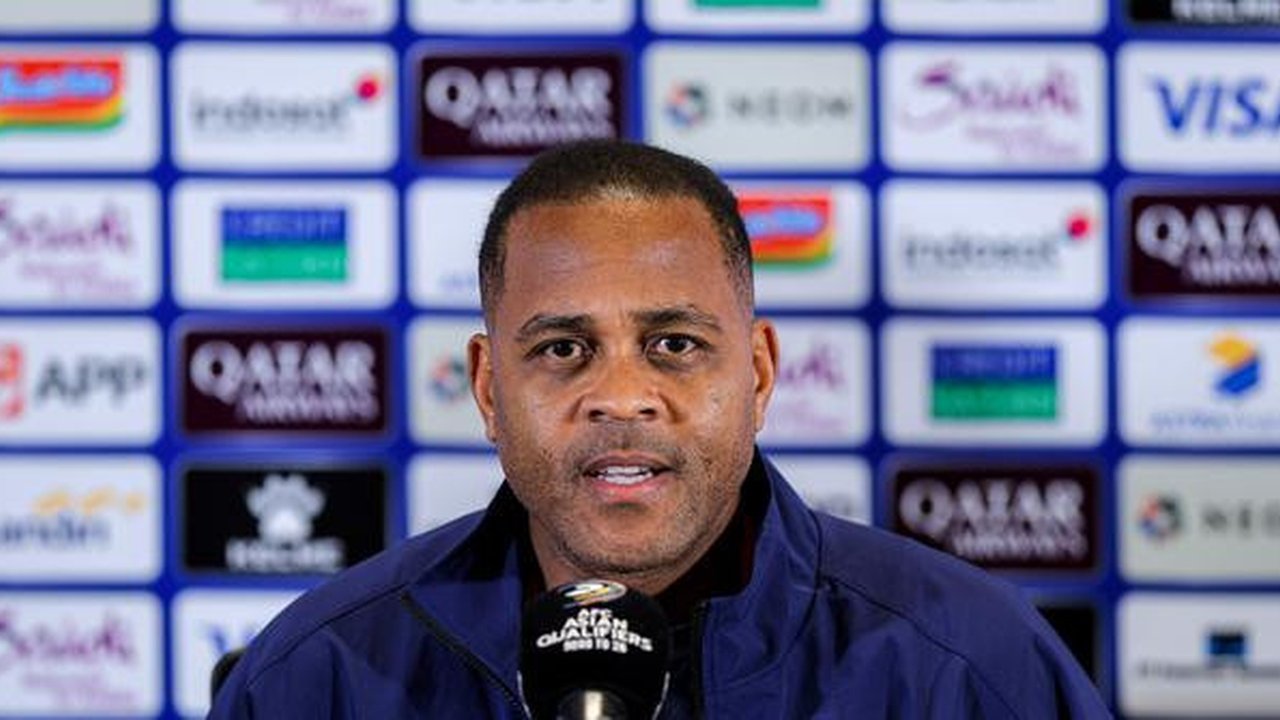 Pelatih Timnas Indonesia, Patrick Kluivert berbicara kepada awak media jelang laga melawan Bahrain, Senin (23/3/2025). (Bola.com/Bagaskara Lazuardi)