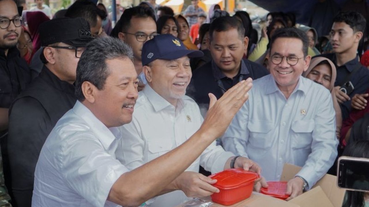 Menteri Koordinator Bidang Pangan Zulkifli Hasan meninjau langsung upaya percepatan **pemulihan pasar Aceh Tamiang** pascabanjir, memastikan aktivitas ekonomi dan kebutuhan dasar warga terdampak segera pulih.