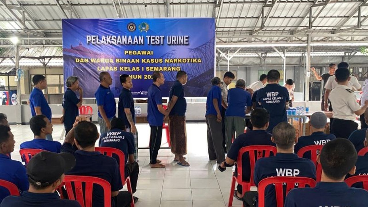 Lapas Semarang menggelar tes urine narkoba serentak terhadap ratusan WBP kasus narkotika dan petugas, mengungkap beberapa WBP positif dan semua petugas negatif, menegaskan komitmen berantas narkoba.