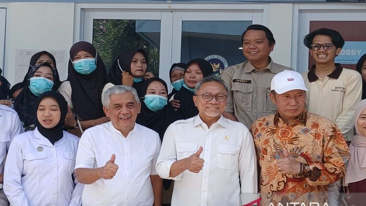 Menko Bidang Pangan Zulkifli Hasan menargetkan 80 juta penerima manfaat program Makan Bergizi Gratis (MBG) pada Juni 2026, memperluas jangkauan gizi masyarakat dan menggerakkan ekonomi desa.