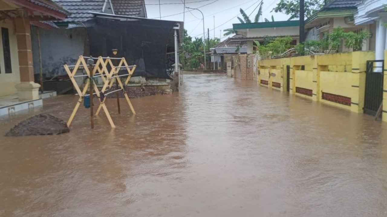 Dua kecamatan di Kabupaten Serang diterjang banjir, membuat ratusan warga terdampak. BPBD Kabupaten Serang terus memantau kondisi terkini Banjir Kabupaten Serang dan bersiaga penuh.