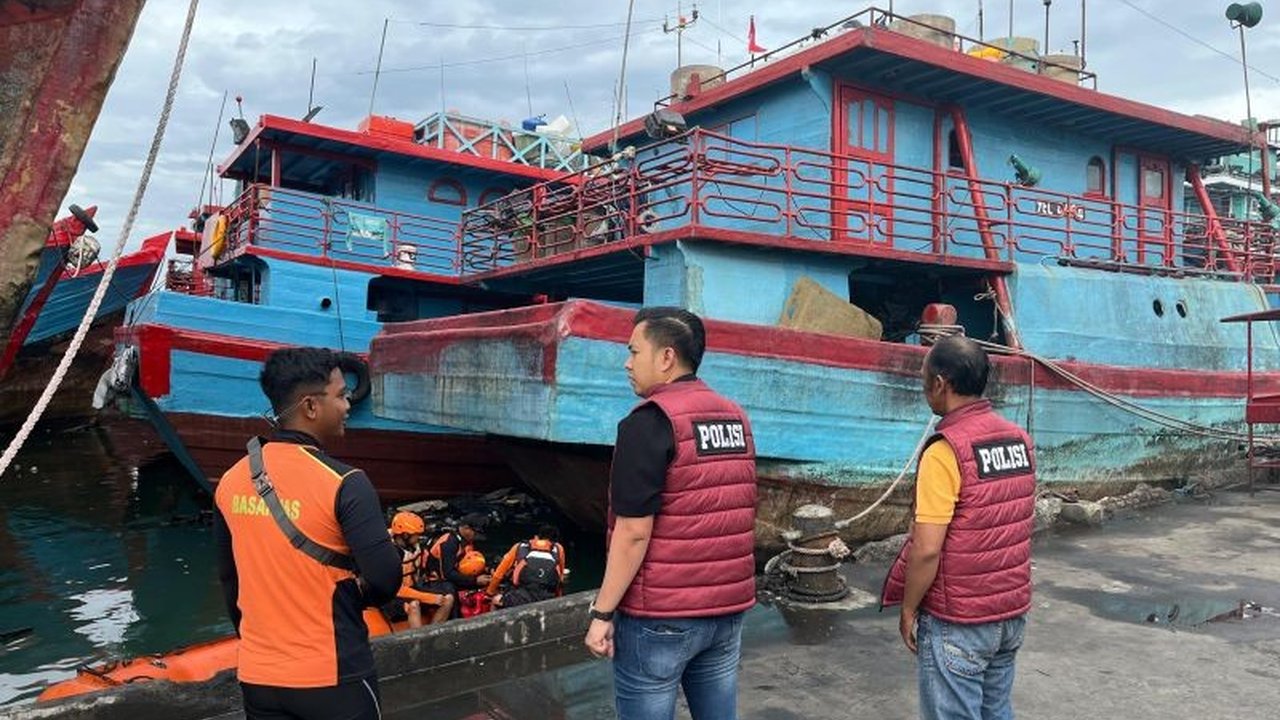 Petugas gabungan masih intensif mencari ABK Tenggelam Muara Baru di Pelabuhan Muara Baru. Simak kronologi lengkap insiden tragis ini yang mengungkap detik-detik korban tercebur ke laut.