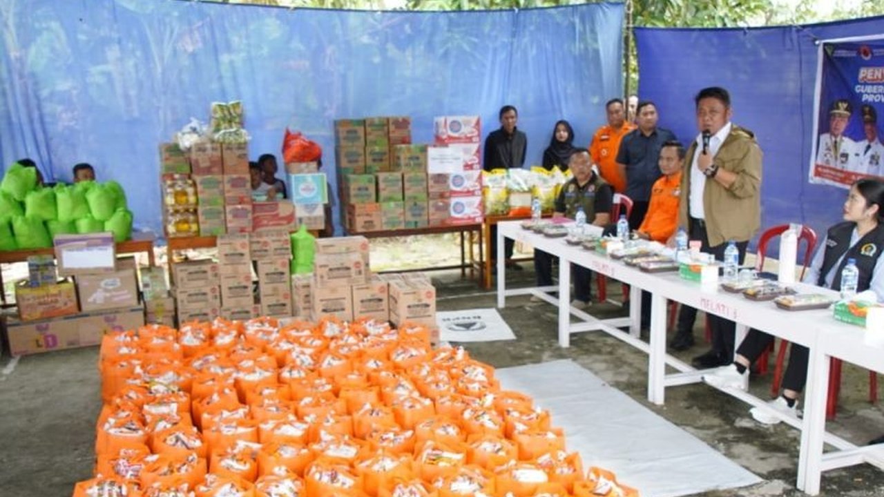 Gubernur Sumsel Herman Deru menyalurkan bantuan banjir OKU Timur untuk meringankan beban korban di lima desa terdampak, memastikan kebutuhan pokok terpenuhi dan aktivitas warga kembali normal setelah bencana.