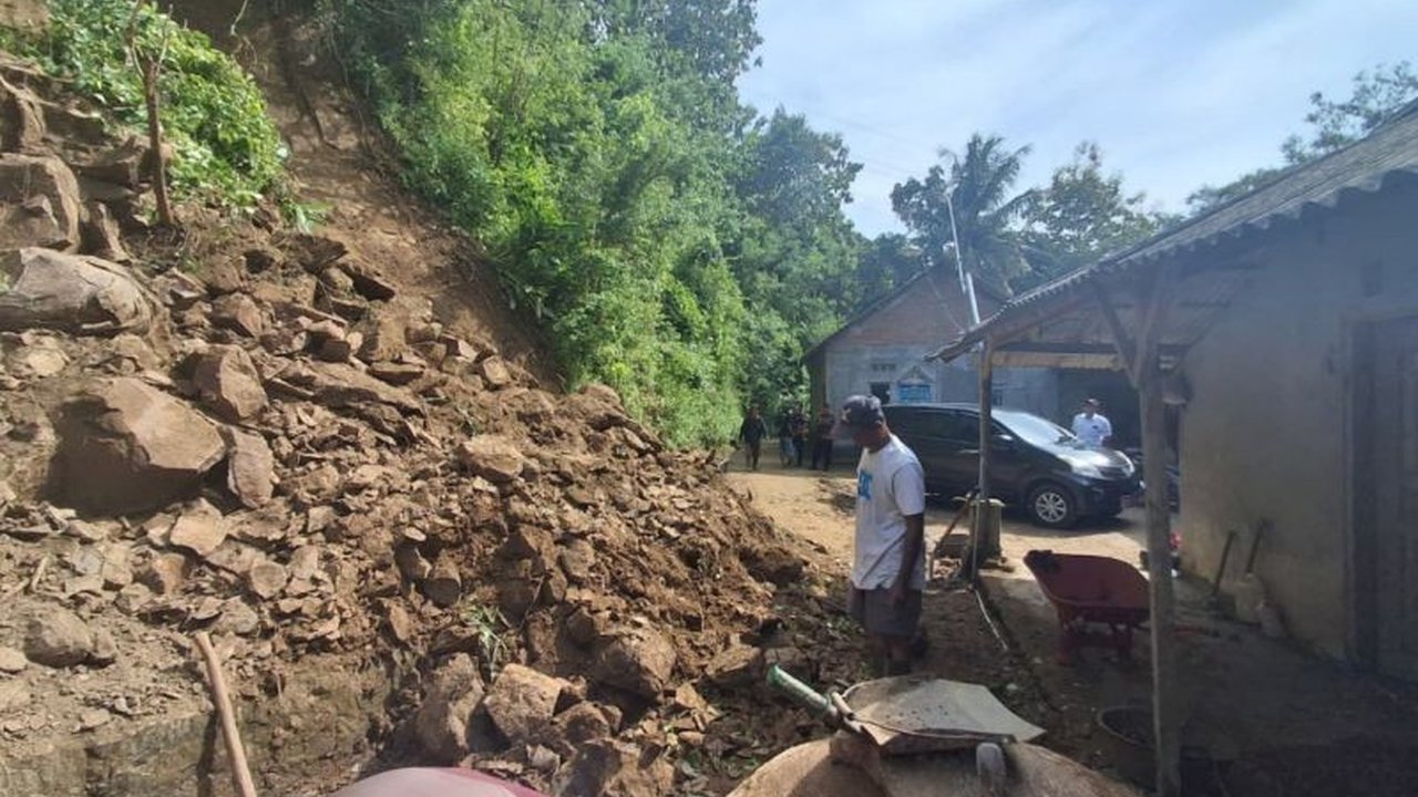 BPBD Bantul berkoordinasi dengan BPBD DIY untuk penanganan lanjutan tanah longsor di Wonolelo, Pleret, usai cuaca ekstrem. Langkah ini penting guna mencegah longsor susulan yang berpotensi membahayakan warga.