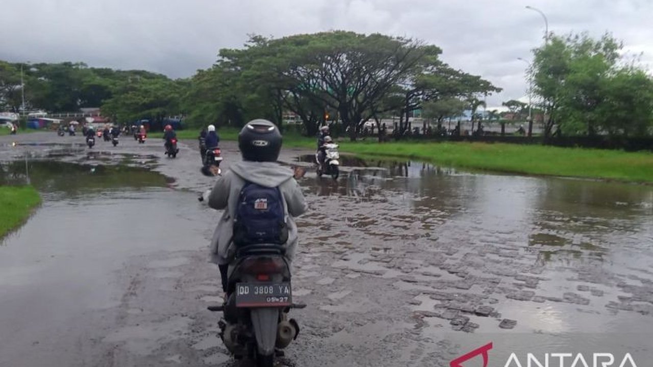 BMKG Wilayah 4 Makassar mengeluarkan peringatan dini cuaca ekstrem untuk empat daerah di Sulawesi Selatan, termasuk Kota Makassar, pada 10 Januari 2026. Warga diimbau untuk meningkatkan kewaspadaan menghadapi potensi hujan lebat disertai petir dan angin k