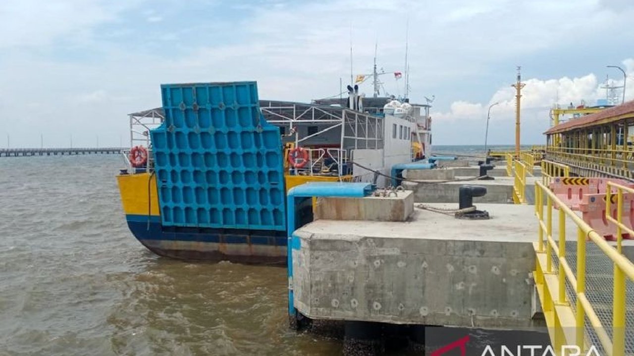 Balai Pengelola Transportasi Darat (BPTD) Kelas II Jawa Timur menunda keberangkatan kapal penyeberangan rute Situbondo-Madura dan Situbondo-Lembar akibat cuaca ekstrem, memicu pertanyaan kapan layanan akan kembali normal.