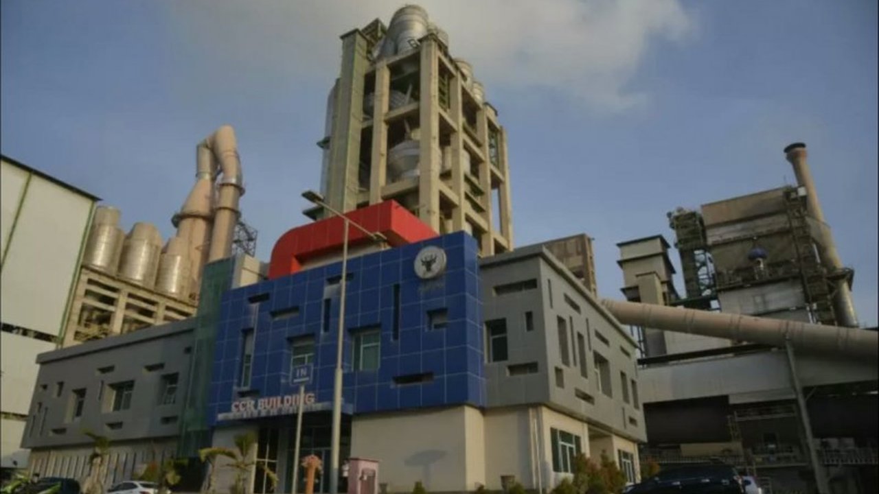 Indonesia berkomitmen menurunkan emisi gas rumah kaca, namun implementasi pajak karbon sebagai instrumen utama terhambat karena belum tuntasnya peta jalan kebijakan. Simak urgensi Peta Jalan Pajak Karbon yang berkelanjutan untuk mencapai target emisi.