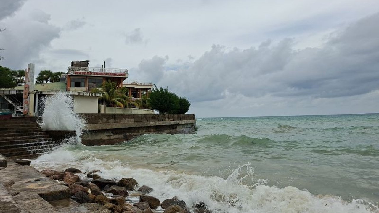 Waspada! Badan Meteorologi, Klimatologi, dan Geofisika (BMKG) mengingatkan adanya potensi gelombang laut NTT setinggi 2,5 meter di perairan Nusa Tenggara Timur hingga 14 Januari 2026. Simak wilayah terdampak dan imbauan lengkapnya agar perjalanan laut tet