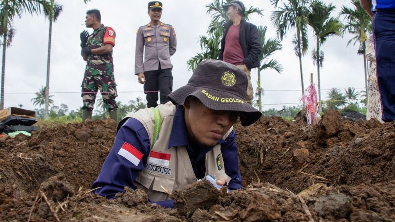 Badan Geologi Kementerian ESDM mengimbau masyarakat untuk tidak mempercayai klaim air Fenomena Sinkhole di Limapuluh Kota dapat menyembuhkan penyakit sebelum ada kajian ilmiah. Simak selengkapnya!