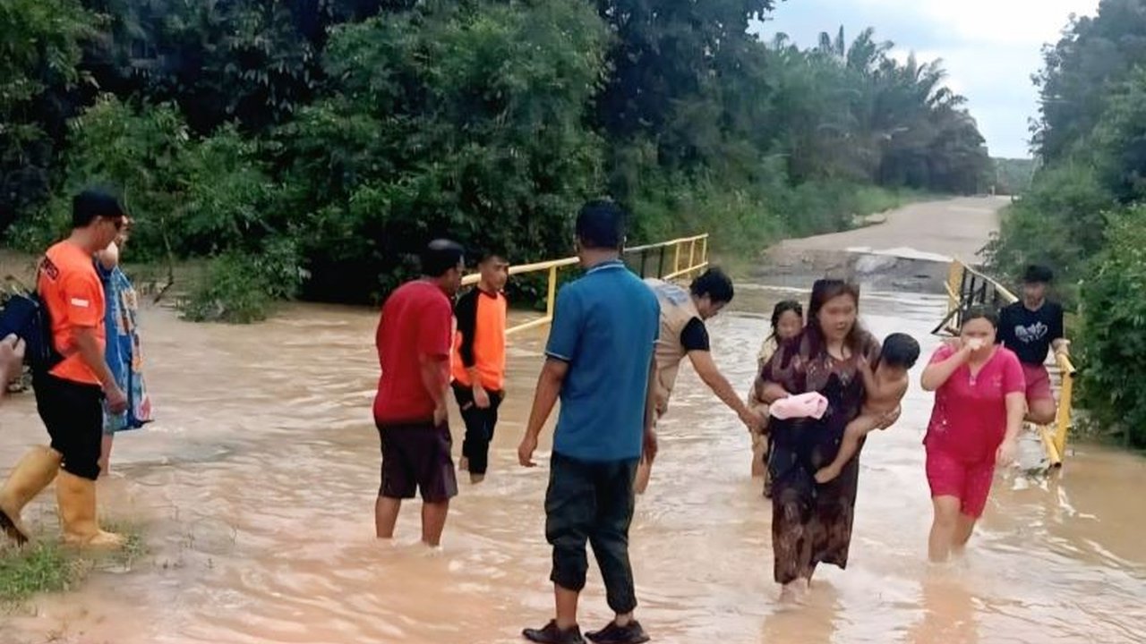 Banjir setinggi 70 cm melumpuhkan akses jalan utama di Desa Gemawang, Muara Enim, setelah Sungai Birek meluap akibat curah hujan tinggi, memaksa warga menggunakan jalur alternatif dan meningkatkan kewaspadaan.