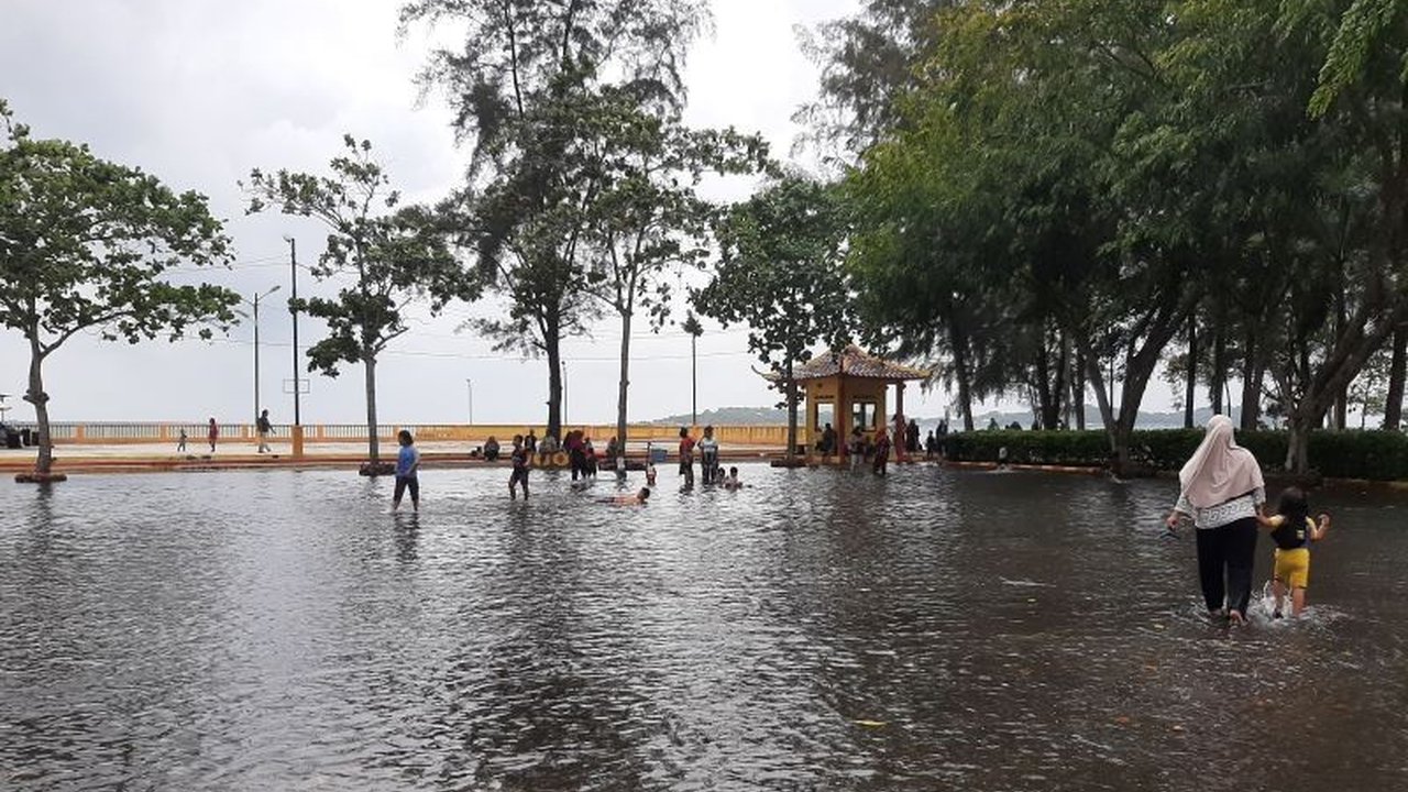 Badan Meteorologi, Klimatologi, dan Geofisika (BMKG) memprediksi kondisi cuaca Tanjungpinang cenderung stabil dalam beberapa hari ke depan, namun masyarakat tetap diminta waspada terhadap potensi hujan lokal.
