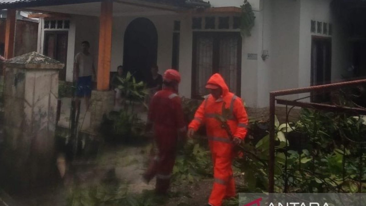 Masyarakat Bangka Barat diimbau siaga menghadapi potensi hujan ekstrem disertai petir dan angin kencang yang dapat memicu banjir dan tanah longsor.
