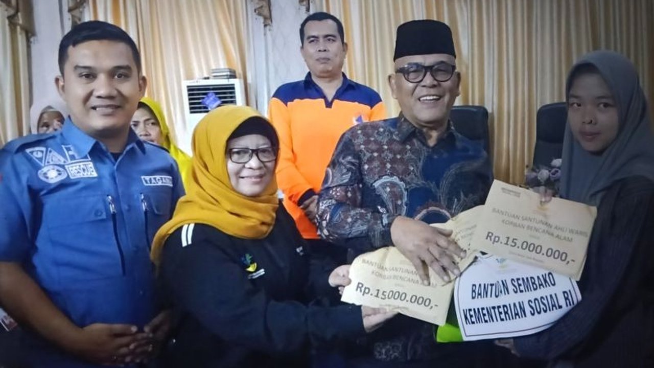 Pemkab Pasaman Barat menyalurkan santunan korban bencana hidrometeorologi dari Kemensos senilai Rp120 juta kepada delapan ahli waris. Ini wujud nyata kehadiran pemerintah meringankan beban masyarakat terdampak.