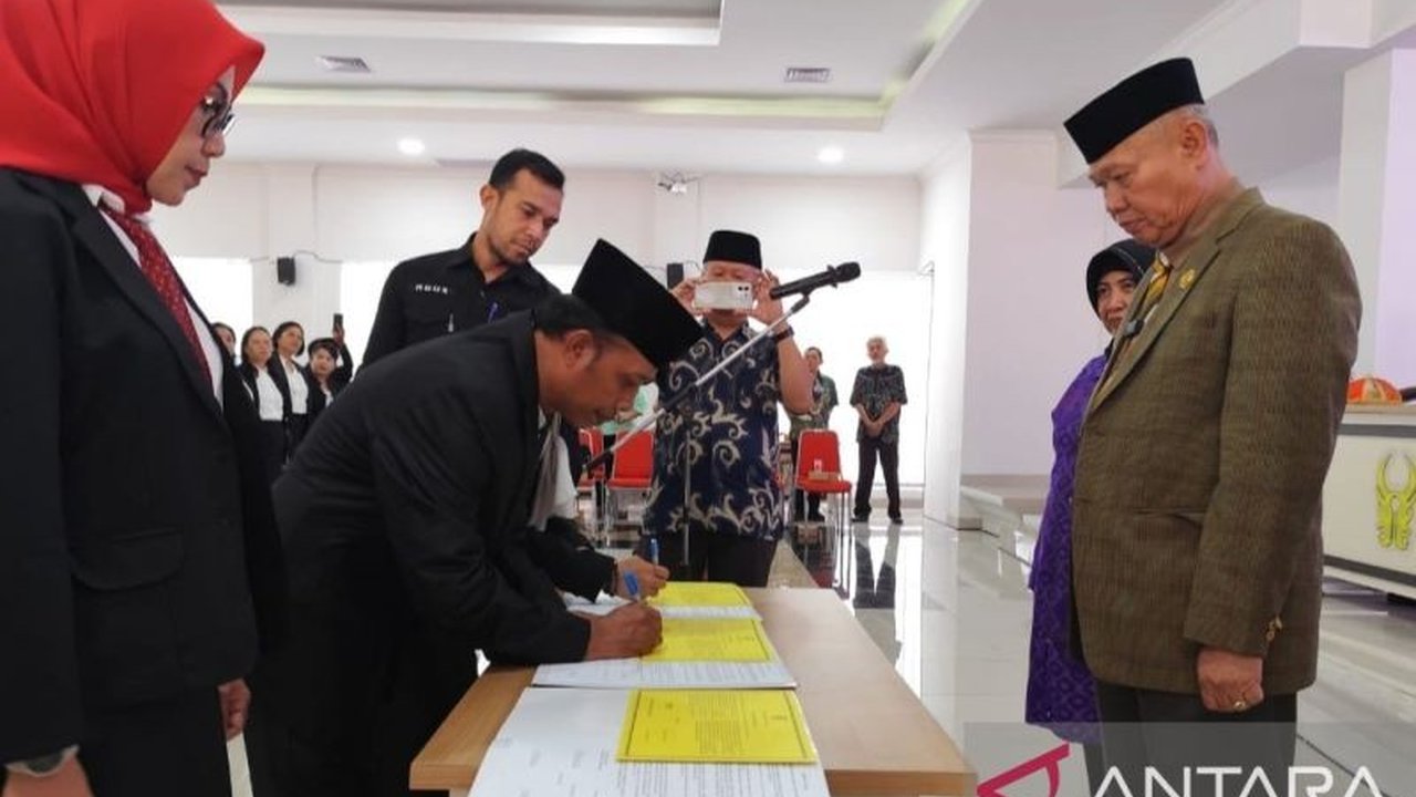 Bupati Sigi Moh Rizal Intjenae menekankan pentingnya profesionalisme guru dan kepala sekolah sebagai ujung tombak peningkatan mutu pendidikan di Sigi, Sulawesi Tengah.