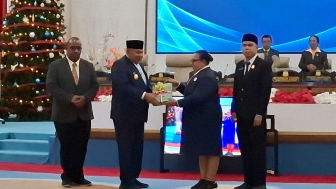 Dewan Perwakilan Rakyat Papua (DPRP) resmi mengesahkan tujuh Rancangan Peraturan Daerah Khusus (Perdasus) dan Peraturan Daerah Provinsi (Perdasi) di Jayapura, langkah strategis untuk memperkuat otonomi daerah dan kepastian hukum.