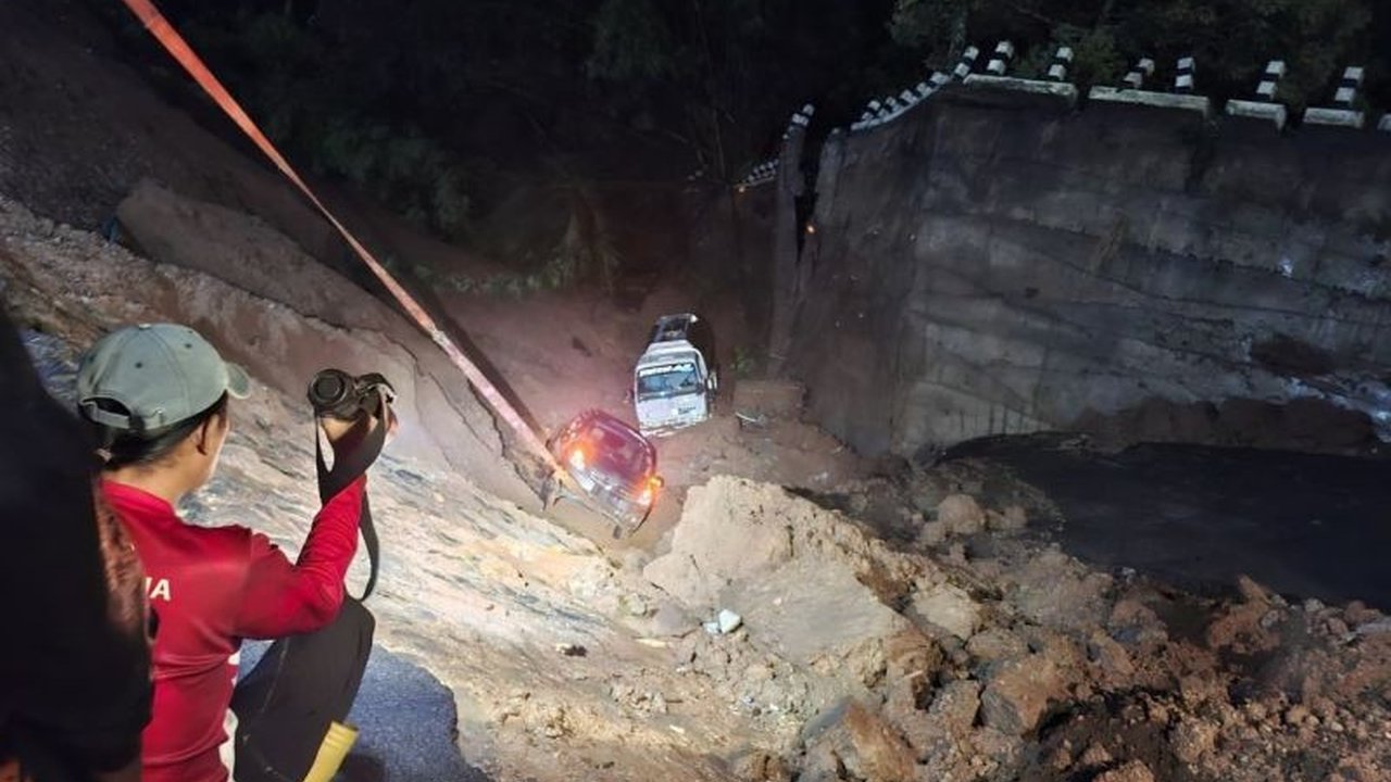 Hujan deras picu 18 titik tanah longsor di empat desa di Kecamatan Dawe, Kudus. BPBD Kudus mencatat dampak longsor ini mengganggu akses dan merusak rumah warga, termasuk ambrolnya jembatan menuju objek wisata.