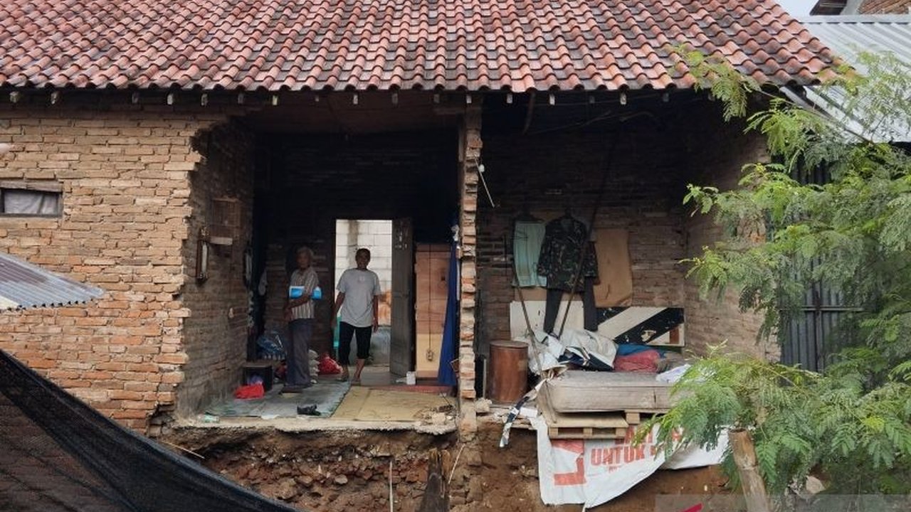 Bupati Kudus Sam'ani Intakoris menyalurkan Bantuan Bupati Kudus Rumah Ambrol berupa uang tunai dan sembako kepada warga Purwosari yang rumahnya rusak parah digerus sungai. Kejadian ini menyoroti pentingnya mitigasi bencana di tengah cuaca ekstrem.