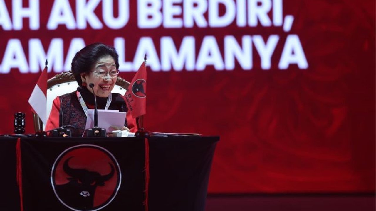 Ketua Umum PDI Perjuangan Megawati Soekarnoputri membahas isu krusial seperti kedaulatan Venezuela dan pentingnya menjaga lingkungan dalam Rakernas PDIP, menarik perhatian akademisi Rocky Gerung.