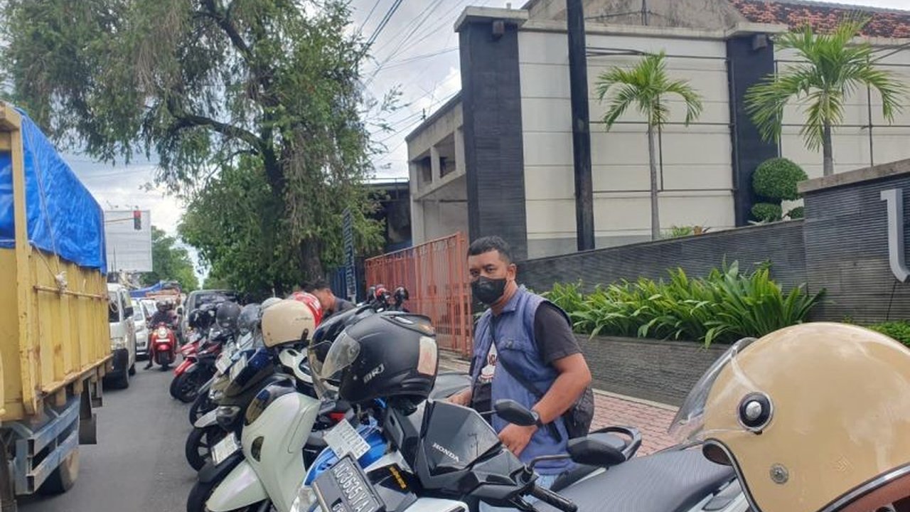 Dinas Perhubungan Tulungagung merespons keluhan warga terkait praktik Parkir Liar Tulungagung di tepi jalan umum, yang masih marak meskipun kebijakan parkir berlangganan telah berlaku sejak Januari 2026.