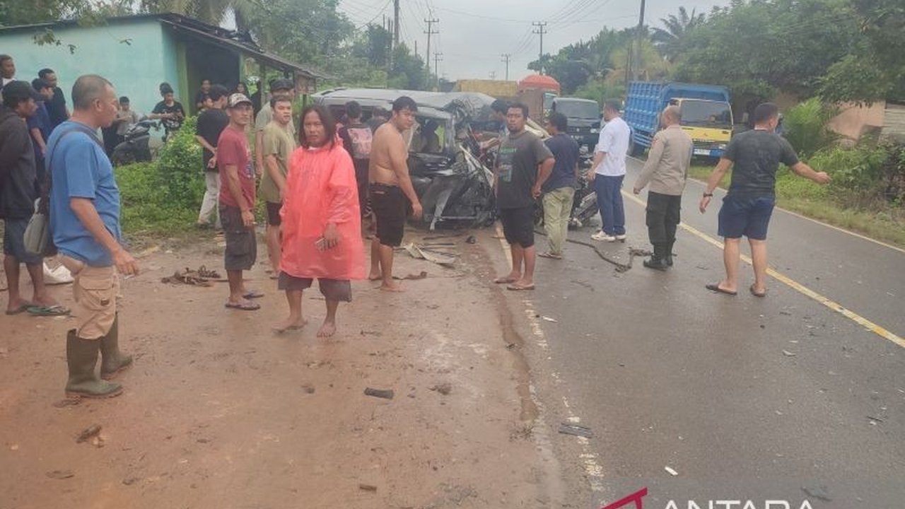 Sebuah Kecelakaan Maut Bangka Barat di ruas jalan nasional Mentok-Pangkalpinang menewaskan seorang direktur TV lokal dan melukai beberapa lainnya. Simak kronologi lengkap tragedi ini.
