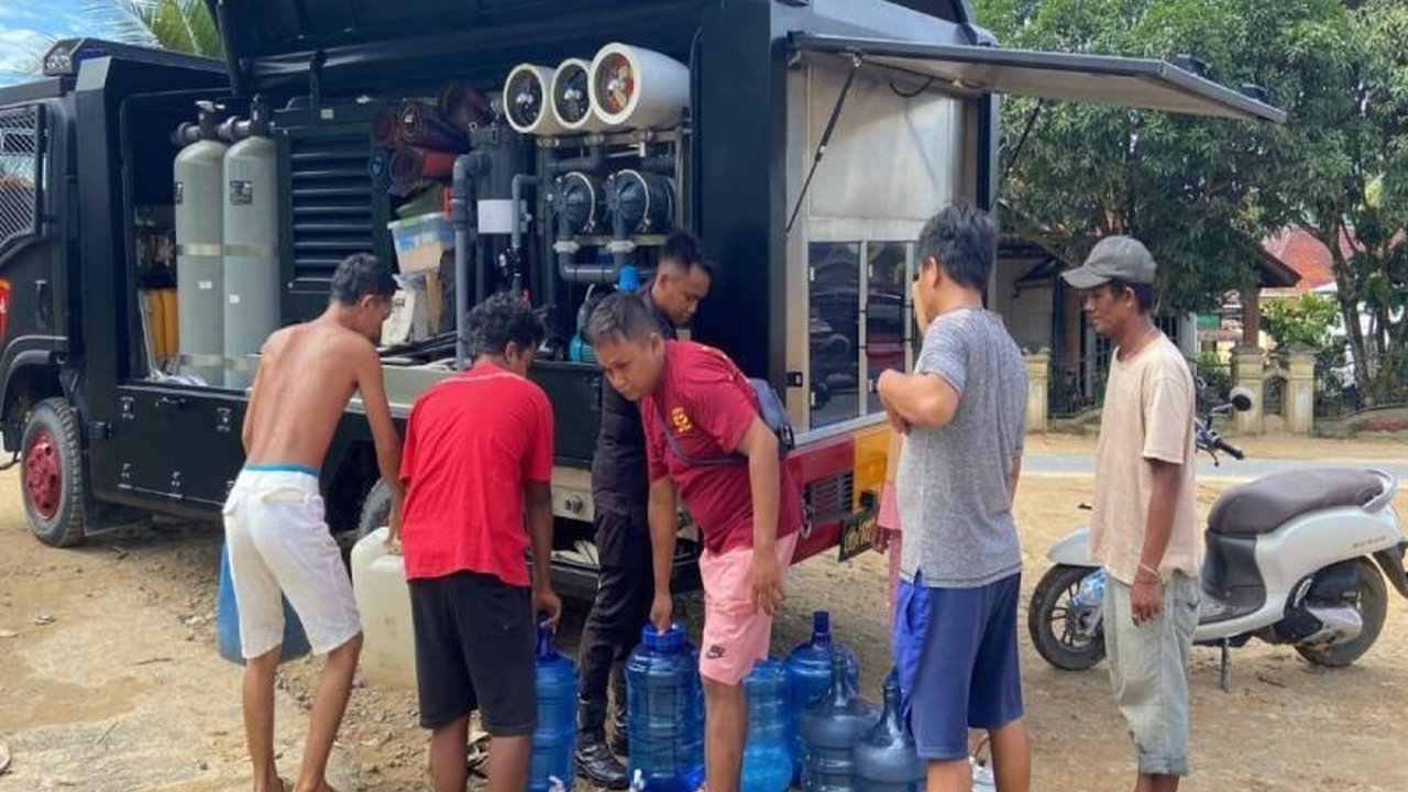 Personel Brimob Tapanuli Tengah sigap menyalurkan air bersih dan membersihkan lingkungan bagi warga terdampak bencana. Simak upaya kemanusiaan Polri di Tapanuli Tengah.