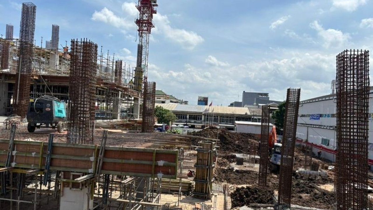 PT Jakpro menargetkan Revitalisasi Pasar Muara Karang di Jakarta Utara mulai beroperasi pada Agustus 2026 setelah pembangunan gedung enam lantai rampung, demi mengoptimalkan fungsi pasar dan menarik lebih banyak pengunjung.