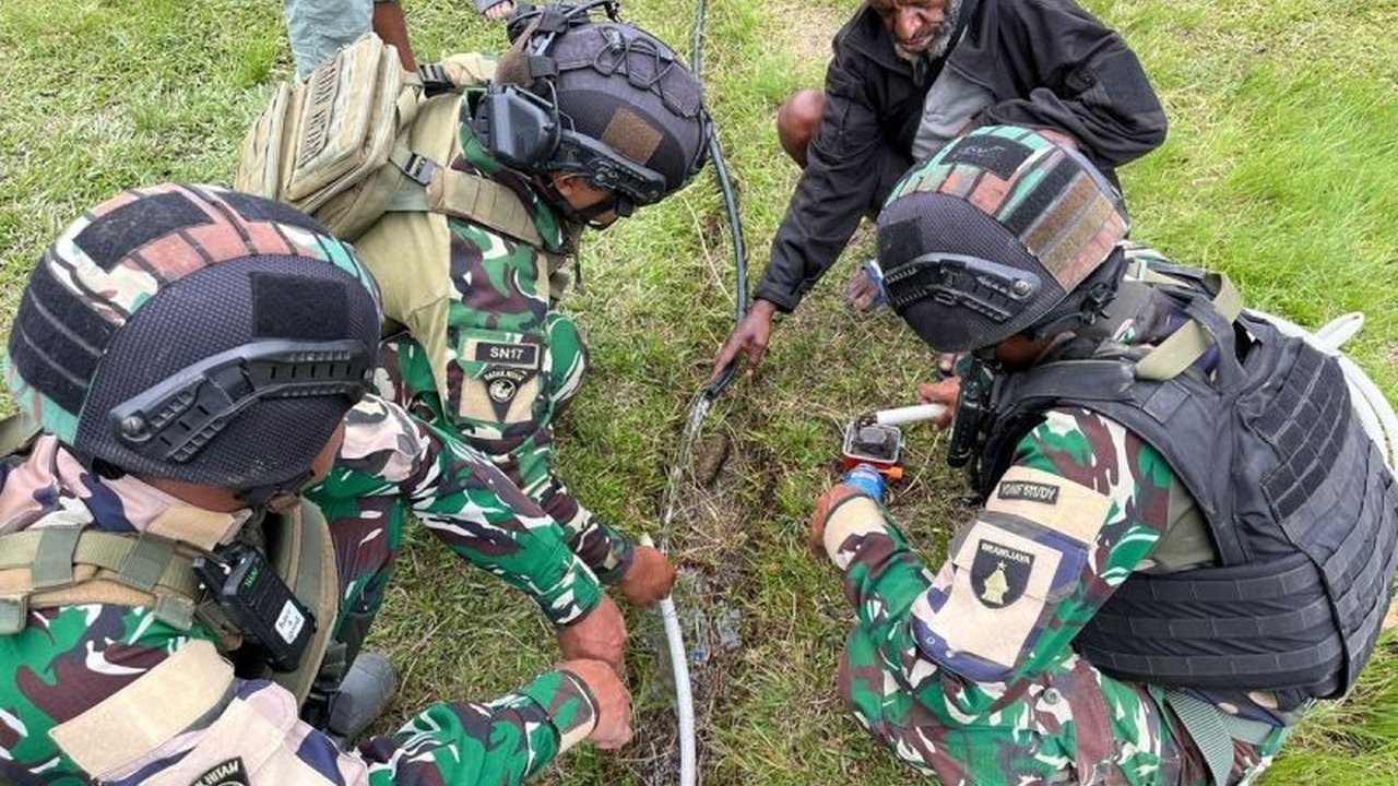 Satgas Pamtas Yonif 511/DY bergerak cepat memperbaiki pipa air rusak, memastikan Pasokan Air Bersih Nombome kembali lancar untuk kebutuhan sehari-hari warga Distrik Malagai, Lanny Jaya.